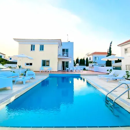Rhea With Pool, Privacy, Sleeps Up To 10