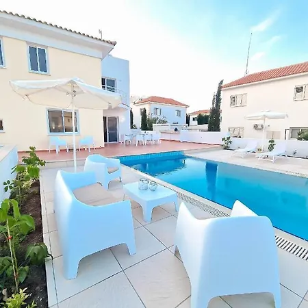 Rhea With Pool, Privacy, Sleeps Up To 10