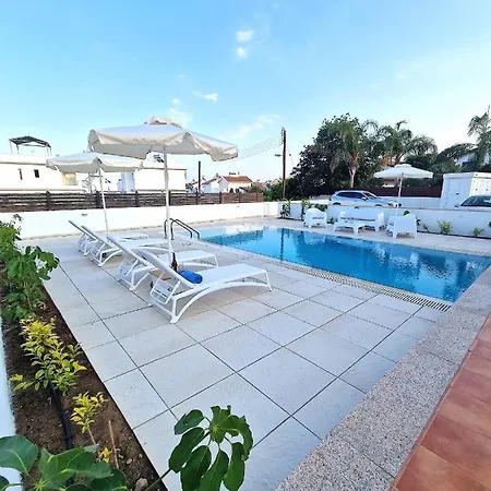 Rhea With Pool, Privacy, Sleeps Up To 10 Villa *
