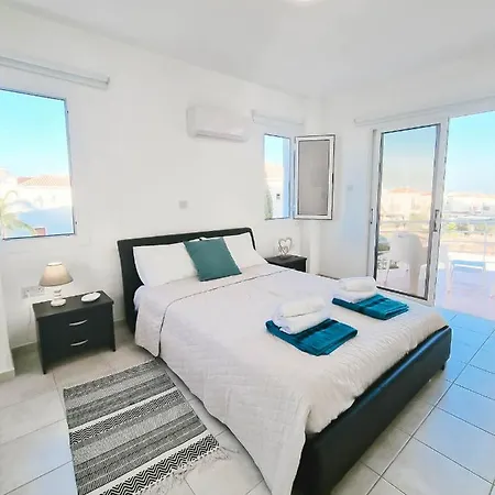 Rhea With Pool, Privacy, Sleeps Up To 10 Villa