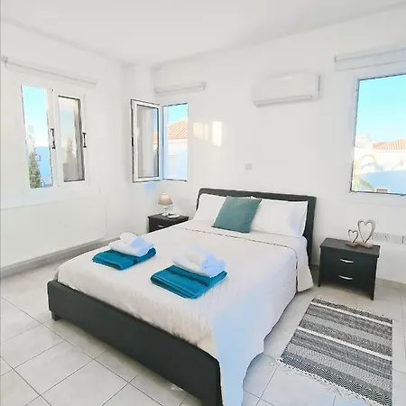 Rhea With Pool, Privacy, Sleeps Up To 10 *